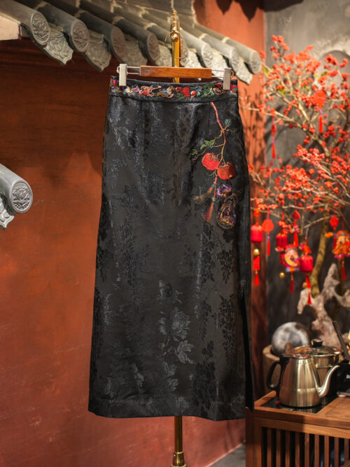 "The Pomegranate Blessing" Xiangyunsha Mulberry Silk Skirt with Artisan Embroidery5966