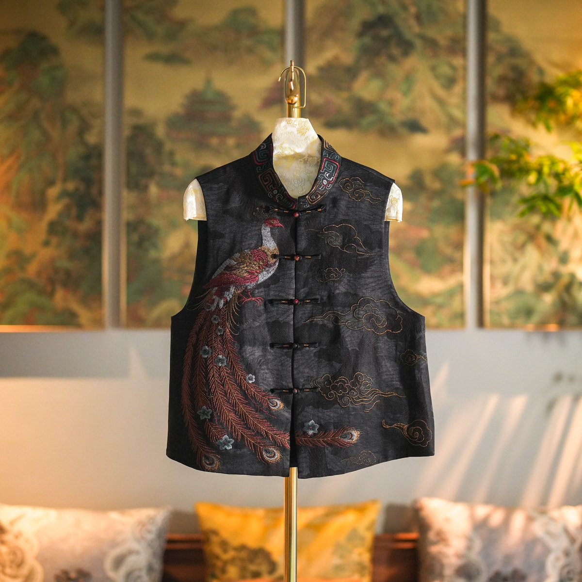 Original Women's Heavy Embroidery Stand Collar Sleeveless Single-breasted Plus Size Genuine Silk Xiangyunsha Black Waistcoat | Item No.5531